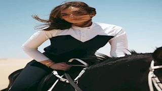 ملك أحمد زاهر تخضع لجلسة تصوير جديدة داخل اسطبل خيول (صور)