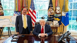  صورة رجل الأعمال الإماراتي حسين سجواني مع ترامب تثير تفاعلاً