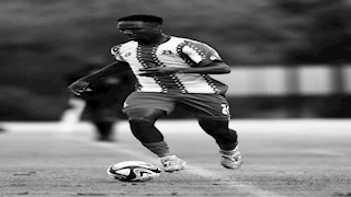 سقط بين الشوطين.. وفاة لاعب كرة قدم خلال مباراة في جنوب أفريقيا