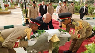 6 صور.. محافظ القاهرة يضع إكليل زهور على مقابر المنطقة العسكرية بالخفير