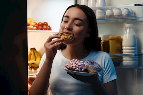 احذر- تناول الحلويات بعد هذه الوجبة خطر على صحتك