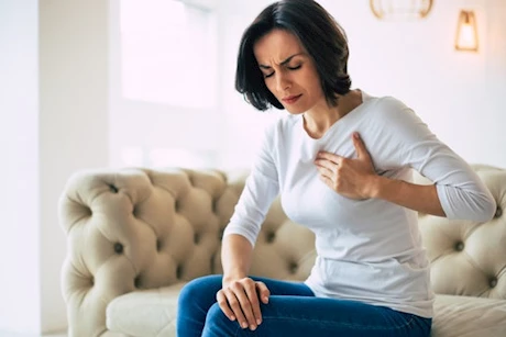 حاسس بحجر على صدرك؟- حسام موافي: أنت مصاب بهذا المرض