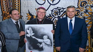 محافظ الإسكندرية يقدم العزاء في وفاة بابا الفاتيكان (صور)