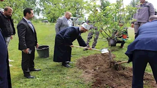  وزير الأوقاف يغرس شجرة بمحيط النصب التذكاري للشهداء في زغرب 