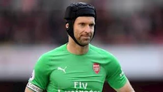 غيبوبة وكسر في الجمجمة.. حكاية خوذة حارس مرمى تشيلسي السابق