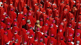 خلال جنازته.. تصفيق جماهيري بعد الحديث عن موقف البابا فرنسيس تجاه المهاجرين