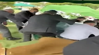 جنازة غريبة.. قبر يبتلع حاملي النعش خلال مراسم الدفن (فيديو)