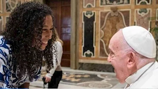 من هي الصحفية الأمريكية التي قامت بالقراءة الأولى خلال جنازة البابا فرنسيس؟