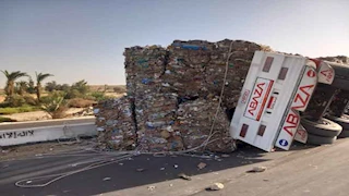 بالصور- انقلاب سيارة محملة بالخردة يتسبب في ارتباك مروري بسوهاج