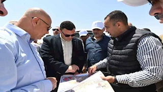 وزير الإسكان يتفقد طريق الازدواج وإنشاء سور الشانزلزيه بمركز مارينا العلمين السياحي