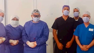 فريق طبي يجري جراحة دقيقة بالمخ لمريضة أثناء اليقظة بمستشفى برج العرب 