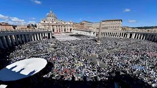  الآلاف يتوافدون لزيارة قبر البابا فرنسيس في كاتدرائية القديسة مريم الكبرى 