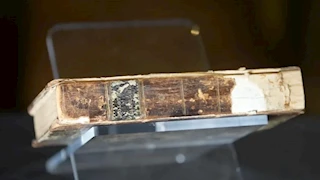 من هو القاتل الذي صُنع من جلده كتاب؟