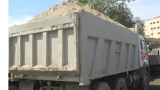 إجراء رادع من محافظ الجيزة بشأن واقعة إلقاء سيارة نقل مخلفات حمولتها بالطريق العام 