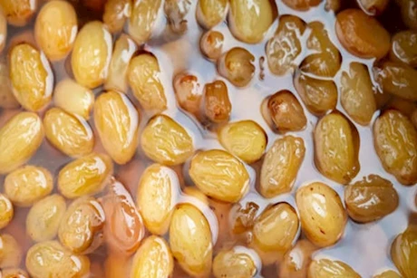 ماء الزبيب.. سر طبيعي لدعم نمو الشعر وكثافته