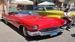 سيارات كلاسيكية ونادرة "أشكال وألوان" في الكرنفال السنوي بالقاهرة