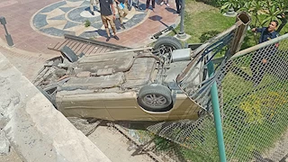 انقلاب سيارة ملاكي من أعلى كورنيش النيل ببني سويف (صور)