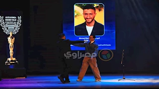 طه دسوقي يكرّم أحمد مالك بجائزة هيباتيا الذهبية في مهرجان الإسكندرية للفيلم القصير - صور 