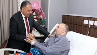 محافظ الشرقية يطمئن على وكيل التموين بعد إجرائه جراحة