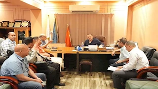 محافظ أسيوط يوجه بنقل 30 طنًا من الأخشاب المتهالكة من الصحة للتعليم الفني - صور