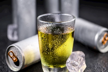 هل مشروبات الطاقة تؤثر على العين؟