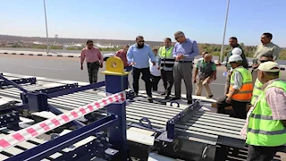 محافظ أسوان يتفقد أعمال تأمين محور كوبري بديل الخزان بفواصل دائمة -صور 