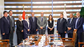 وزيرة التنمية المحلية ومحافظ القليوبية يشهدان توقيع عقد لتأجير مجزر شبرا الخيمة 