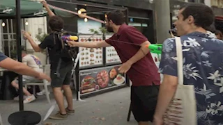 أسبانيا.. محتجون يهاجمون السياح بمسدسات مياه بسبب الغلاء