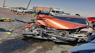 حمولة بطيخ تغرق أسفلت طريق الواحات