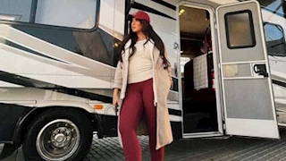 ياسمين عبدالعزيز تشارك متابعيها صورًا من إعلانها الجديد رفقة بدرية طلبة