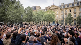 مظاهرة حاشدة في باريس تكريمًا لمسلم قُتِل وهو يصلي في مسجد بفرنسا (فيديو- صور)