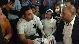 بالصور.. أهالي منشية جنزور يشاركون فرحة عامل سيرك طنطا عقب عقد قرانه