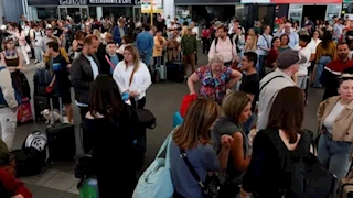 وزير النقل الإسباني: معظم القطارات لا تزال خارج الخدمة بسبب انقطاع الكهرباء