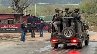 كاميرا سائح توثق لحظة الهجوم الإرهابي الدامي في كشمير (فيديو)