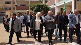 الطلاب تسلقوا السور.. محافظ بني سويف يحيل مدير مدرسة للتحقيق: "اللي مش قد المسؤولية يمشي"