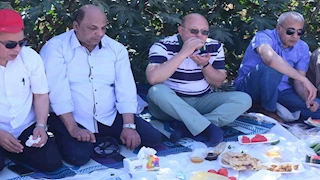 بالصور- رئيس جامعة سوهاج يتناول الإفطار مع عمال مزرعة حي الكوثر