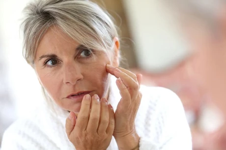 4 علاجات تخلصكٍ من التجاعيد- هل تكون مناسبة للجميع؟ 