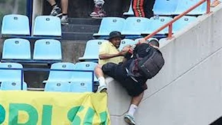 "أعتقد أنني سأدفعه وتوسل لي".. مشجع صن داونز يكشف كواليس إنقاذه لمشجع الترجي