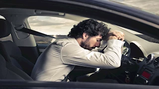 خبراء: إغماض العين ثانية واحدة أثناء القيادة يتسبب بالعمى مسافة 28 مترًا