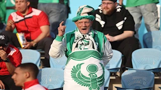 احتفى به الكاف.. المصري يكرم أكبر مشجعيه ويصرف له معاشا شهريا - صور