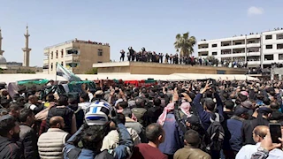 آلاف السوريين يشيعون شهداء العدوان الإسرائيلي على محافظة درعا- صور وفيديو