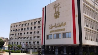 طبيب يرفض علاج مواطن تعرض لـ"لدغة عقرب" في أسوان.. وقرار عاجل من المحافظ