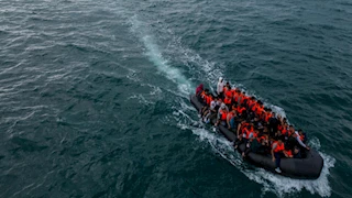 وفاة أكثر من 12 مهاجرًا إثر انقلاب قاربين قرب اليونان 