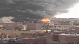 سحابة دخان تغطي سماء الزرايب بمنشأة ناصر.. ونقل مصابين للمستشفى