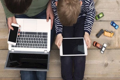 جلوس الأطفال الطويل أمام الشاشات.. أضرار غير متوقعة