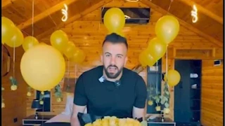 وسط أجواء رومانسية داخل كوخ.. أردني يفاجئ زوجته بالطلاق (فيديو)