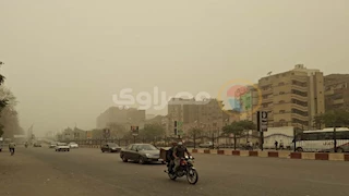 السماء برتقالية..مواطنو أسيوط بين الكمامات والبقاء في المنازل بسبب العاصفة الترابية – فيديو وصور