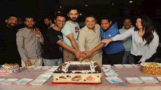 "فركش".. أبطال فيلم إتجاه واحد يحتفلون بانتهاء التصوير (صور) 