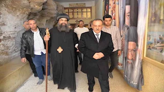 170 مترًا فوق سطح البحر.. محافظ أسيوط يزور الدير المعلق بجبل أبنوب - صور
