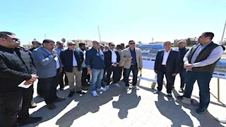 وزير الإسكان يتفقد رفع كفاءة طريق الازدواج وسور منطقة الشانزلزيه بمركز مارينا